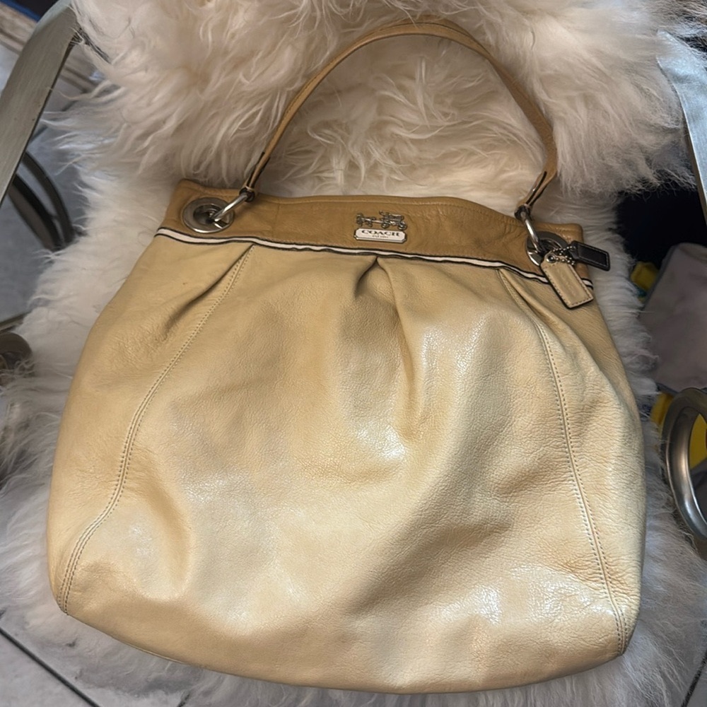 Coach hobo bag beige and cream 37” inches shoulder strap
L 15” wide 17”